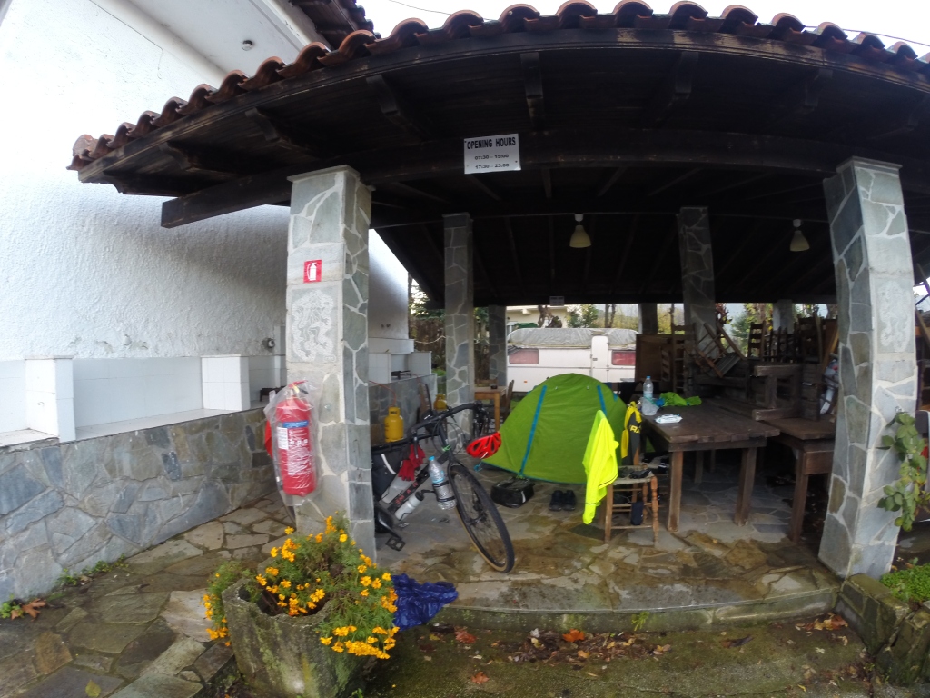 Namiot rozłożony pod dachem w kempingowej jadalni.